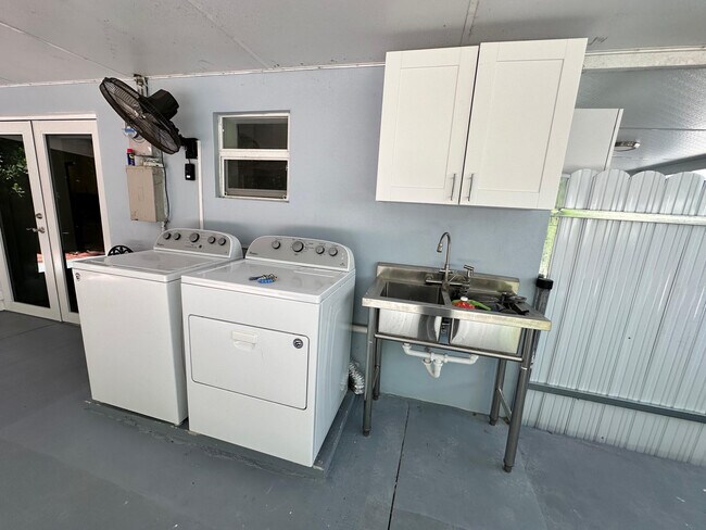 Building Photo - 2300 SW 43rd Terrace