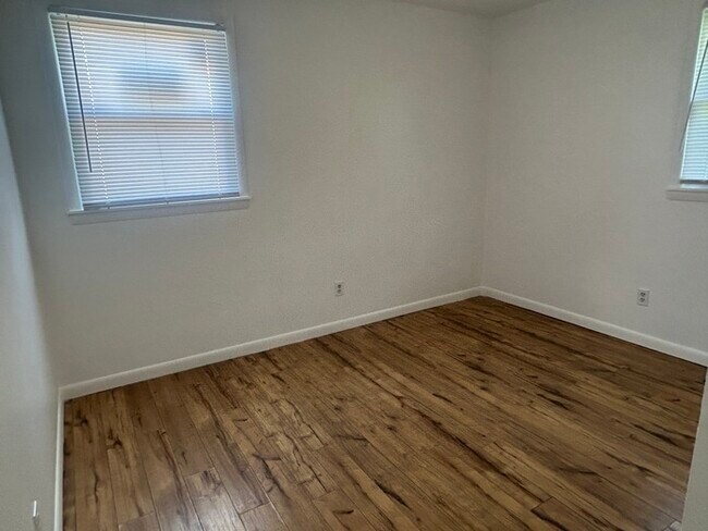 Building Photo - 3B/1BA Move-In Ready Home!
