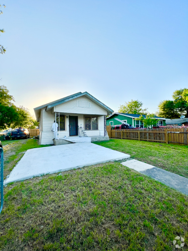 Building Photo - 4611 S Hackberry St