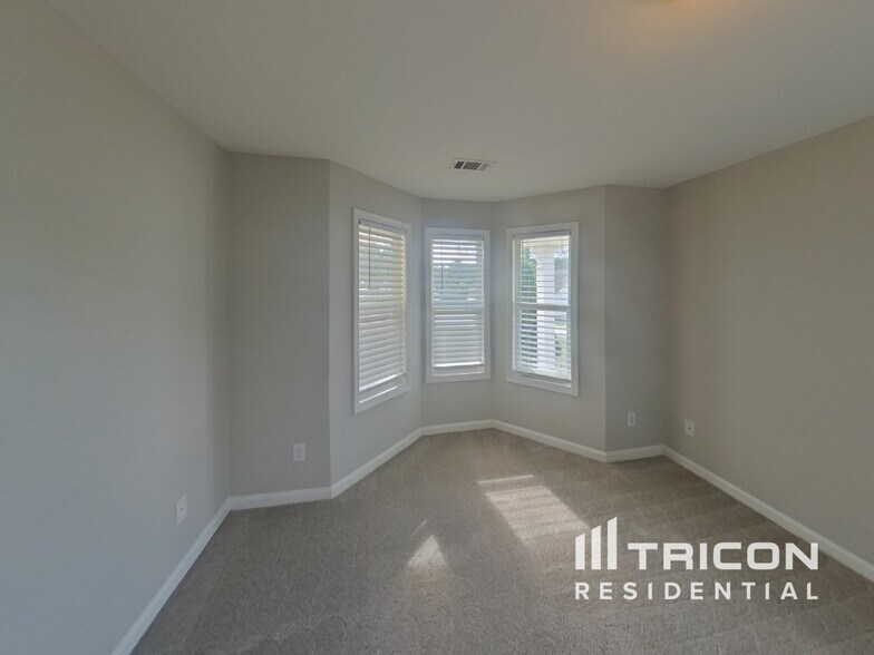Building Photo - 455 Abbey Pl