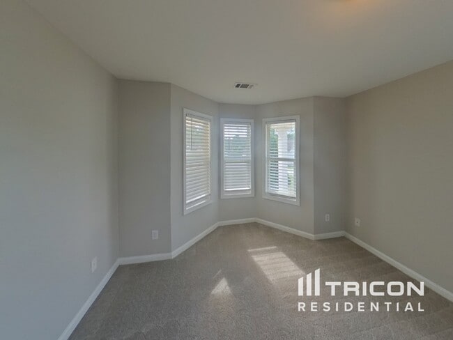 Building Photo - 455 Abbey Pl