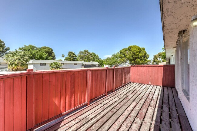 Building Photo - Huge one bedroom condo close community pool and tennis courts.