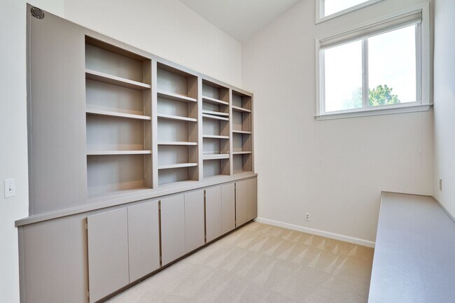 Building Photo - $8500-Mountain View  4 bedroom 3 baths in great neighborhood!