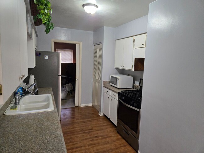 Building Photo - 1502 Norbert Terrace