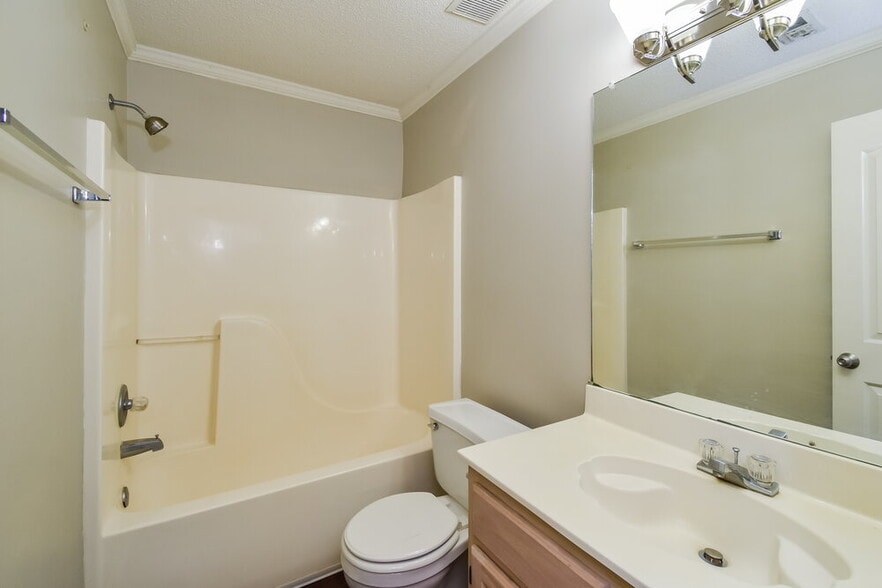 Building Photo - 200 Gaslight Cove