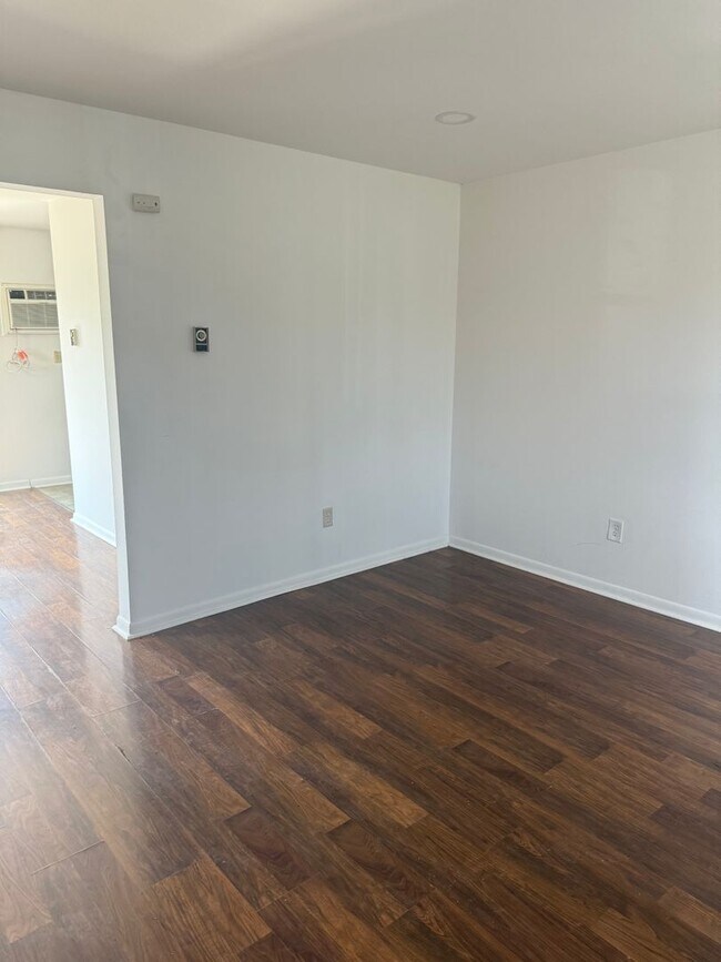 Building Photo - Spacious 4 Bedroom 2 1/2 bathroom Townhome With an ensuite located downstairs.