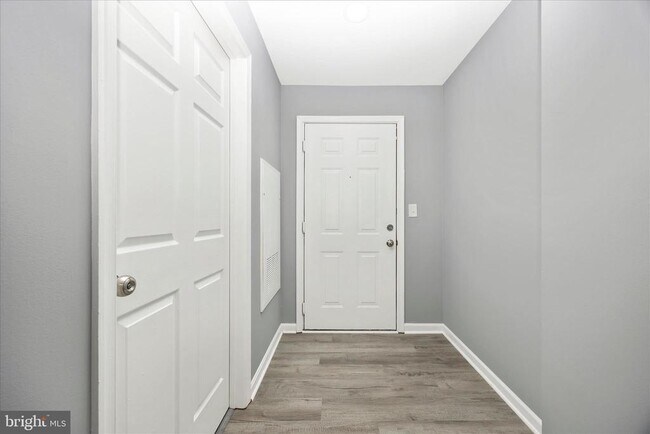 Building Photo - 10001 Vanderbilt Cir