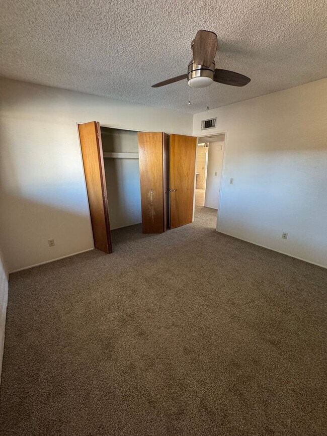 Building Photo - 4549 E Bellevue St