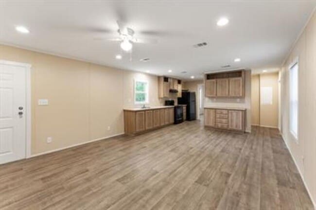 Building Photo - 135 Southlake Dr.