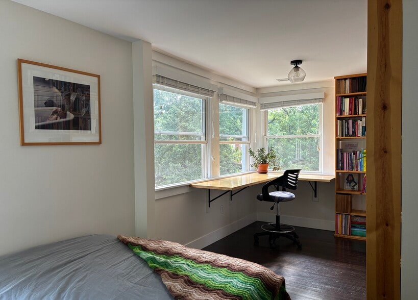 interior-2nd floor: 3rd bedroom/office (with built-in desk and bookshelves) - 4244 Holmes St