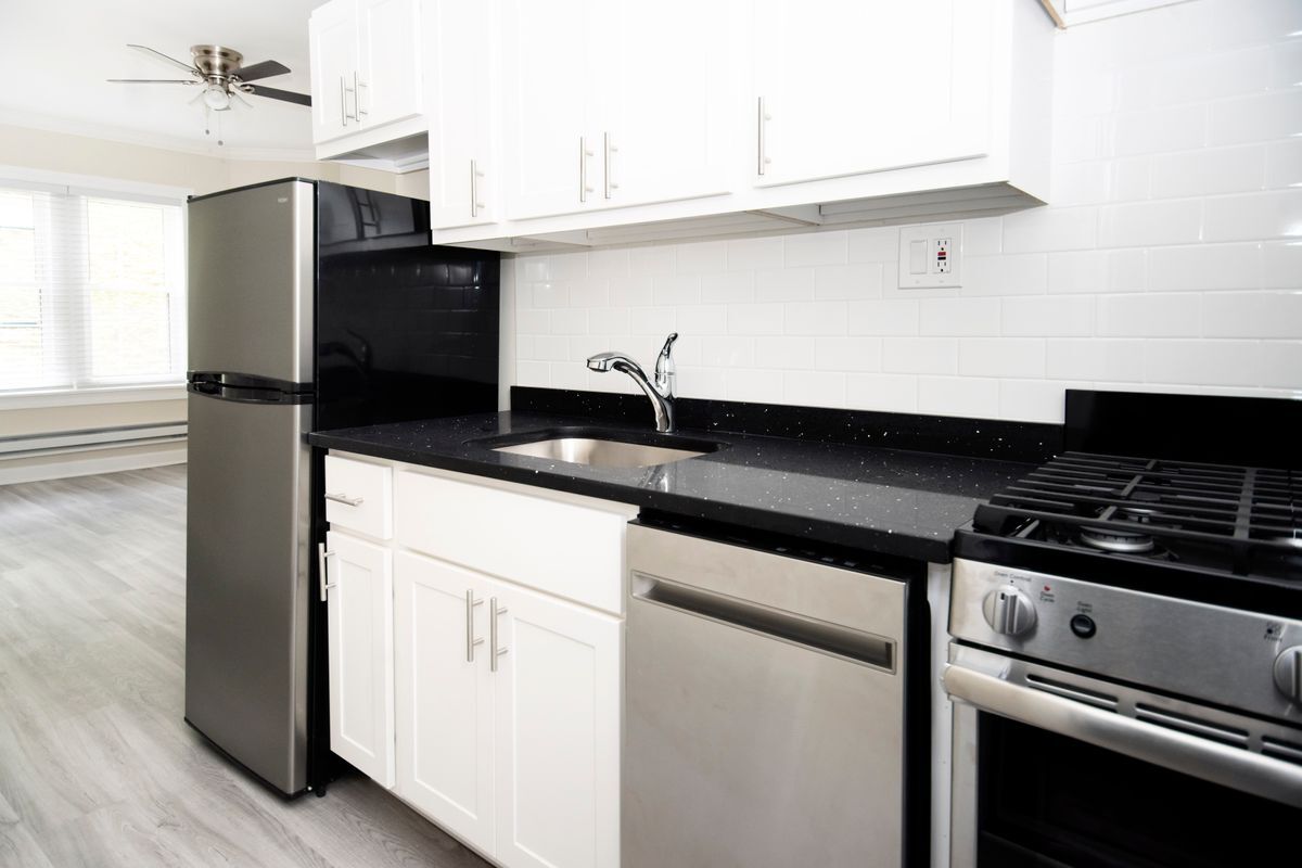 Building Photo - 646 W Roscoe St