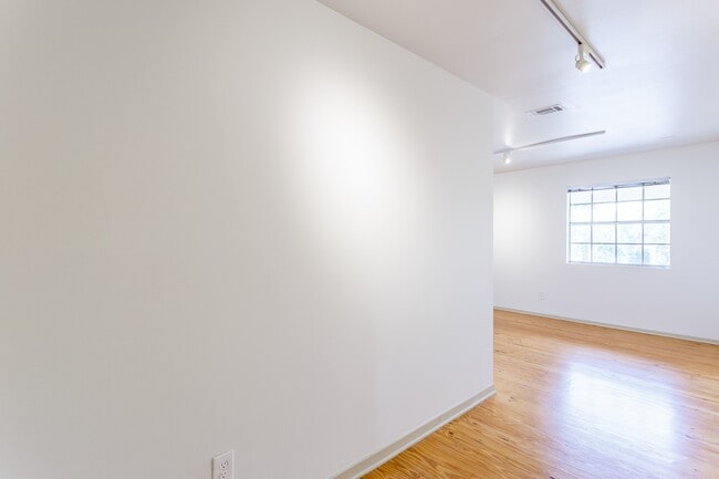 Building Photo - 1420 W Alabama St