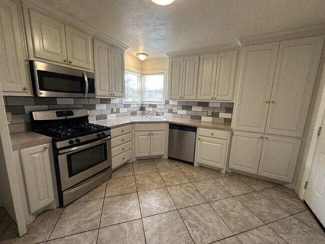 Building Photo - 3/2/2 close to Texas Tech!