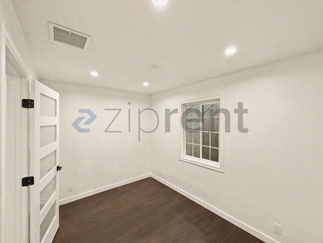 Building Photo - Unit