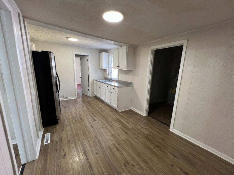 Building Photo - 912 E Skinner St