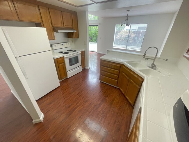 Building Photo - $3,490 - GORGEOUS THREE BEDROOM REMODELED ...