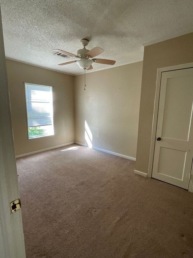 Building Photo - 901 Dennis Ave