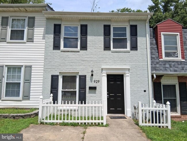 Building Photo - 929 Topview Dr