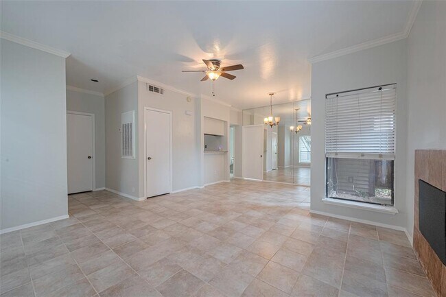 Building Photo - 2025 Augusta Dr