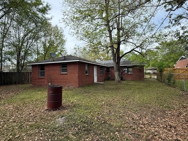 Building Photo - Room To Stretch