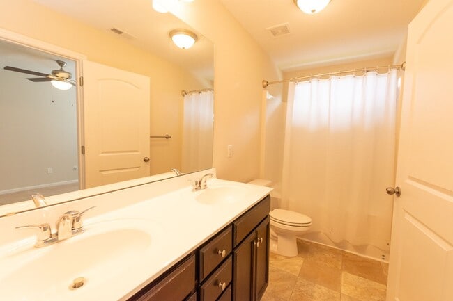 Building Photo - Ready to live close to the beach?