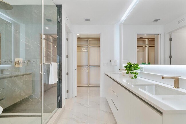 Building Photo - 700 NE 24th St