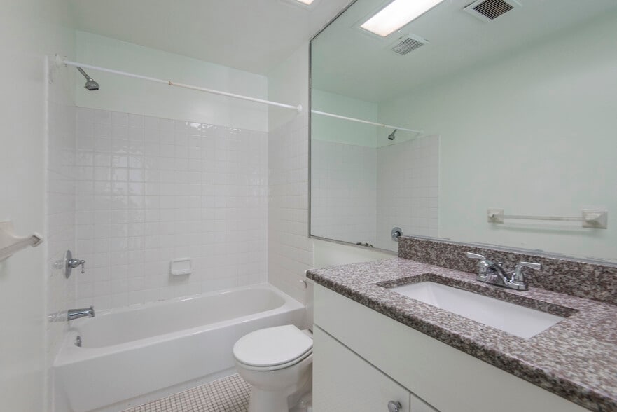 Building Photo - 327 Monroe St