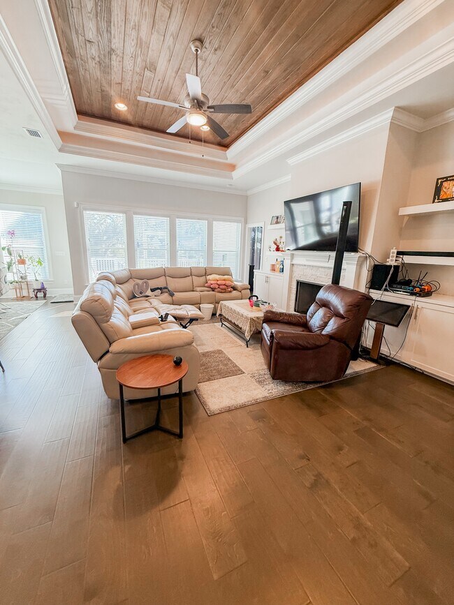 Building Photo - 5742 Vlg Rdg Ln