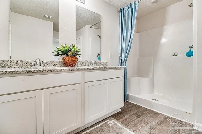 Building Photo - Beautiful new home with convenient access
