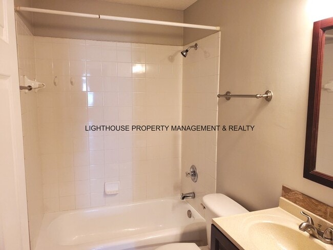 Building Photo - Beautiful and Spacious 5 Bed/2 Bath Home i...