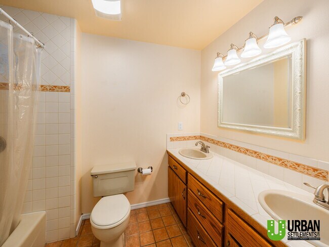 Building Photo - 8421 E Columbia Dr