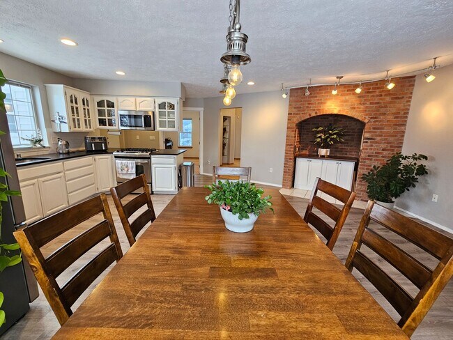 Building Photo - Beautiful Home in the Valley