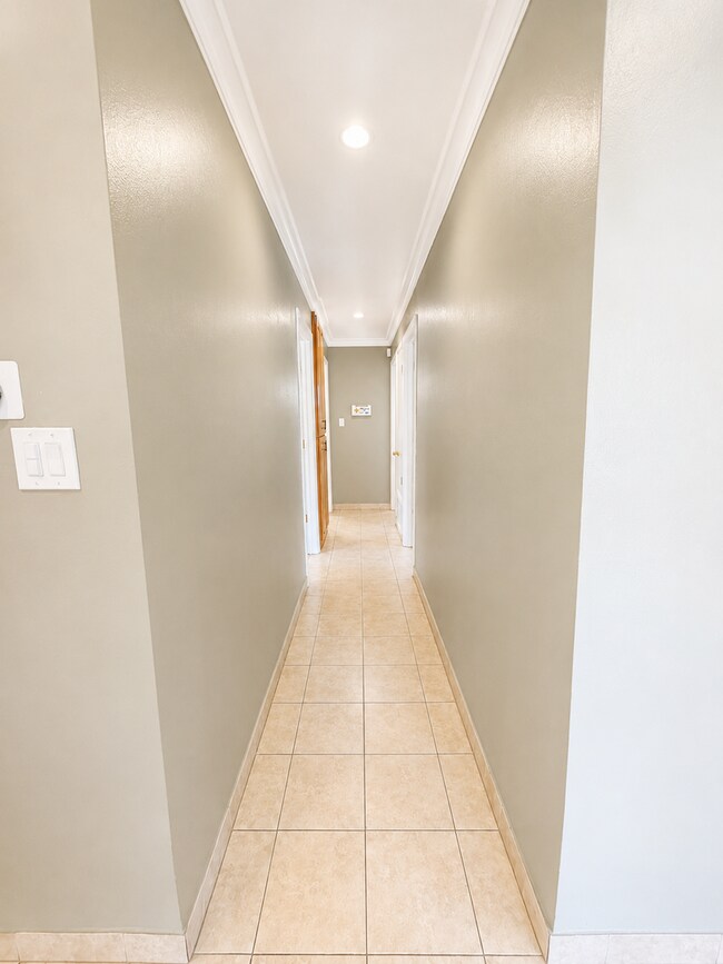 Building Photo - Welcome to this stunning 3 bedroom, 2 bathroom home located in Fremont
