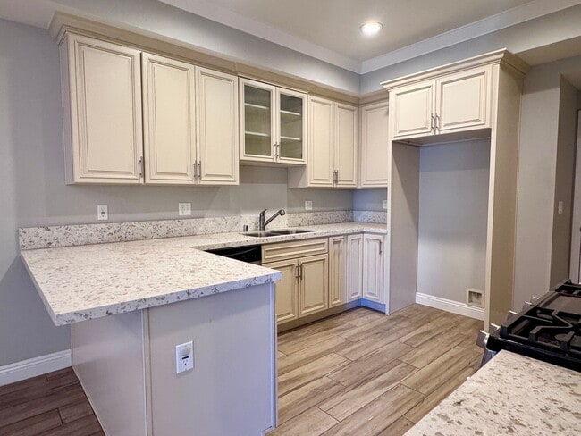 Building Photo - Beautiful remodeled 3 bedroom townhome in ...