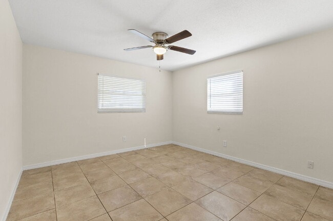 Building Photo - "Charming 3-Bed, 2-Bath Gem in St. Petersburg – 1200 Sq Ft of Cozy Living!"