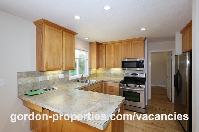 Building Photo - 10851 SE Garrett Dr