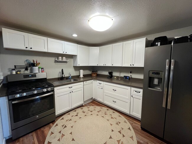 Building Photo - Move-in Ready 3 Bedroom Downtown Home