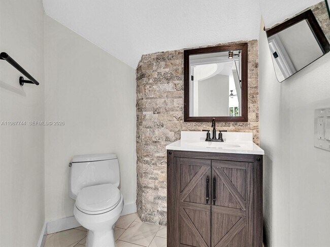 Building Photo - 11407 Lakeview Dr