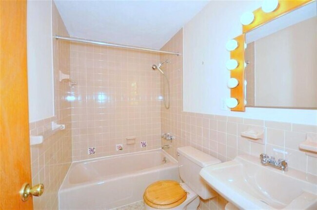 Building Photo - 18 Hamilton Rd