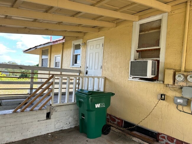 Building Photo - 1/1 Upper Duplex Available