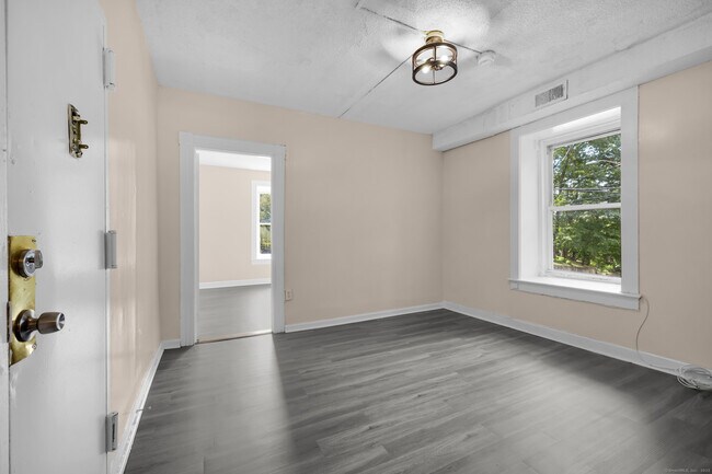 Building Photo - 45 Long Hill Rd
