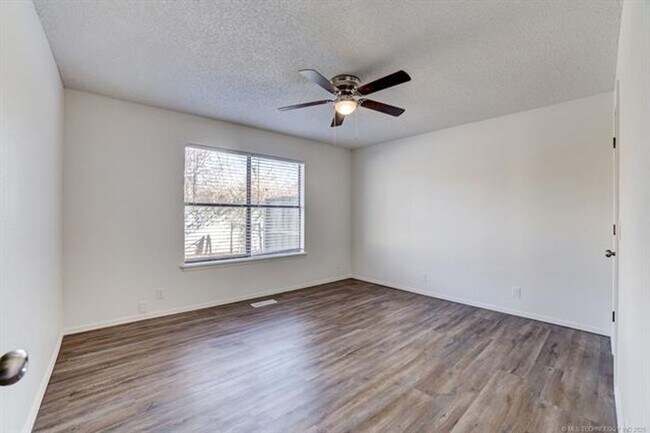 Building Photo - 3 Bed 2 Bath 2 Car Garage in Highly Desired Jenks Schools