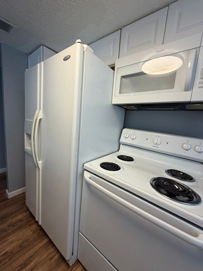 Building Photo - Spacious, 2 story townhouse