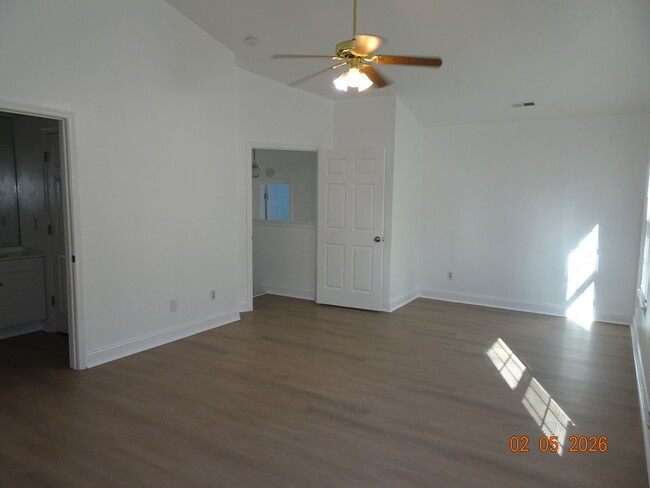 Building Photo - 3 Bedrooms, 2 Full Bathrooms Duplex