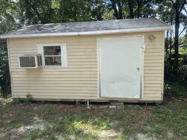 Building Photo - Rent Includes Electric and Water