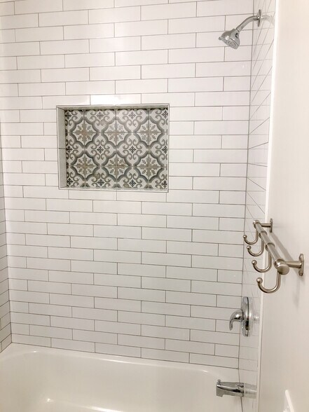 Tub &Shower - 959 S 650 W