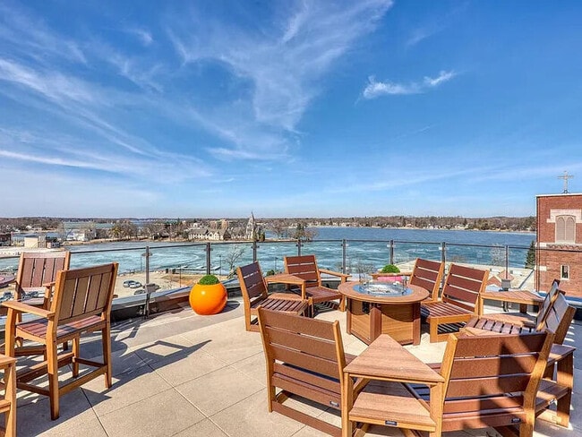 Building Photo - 215 E Pleasant St