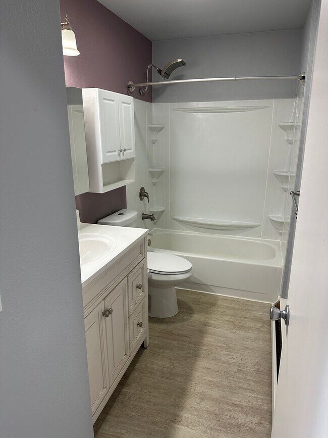 Building Photo - Heat Included! Heated Storage, 2 Bedroom/1...