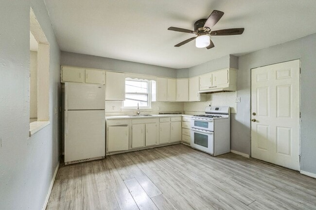 Building Photo - LIMITED TIME**NO APPLICATION FEE**1/2 OFF DEPOSIT**