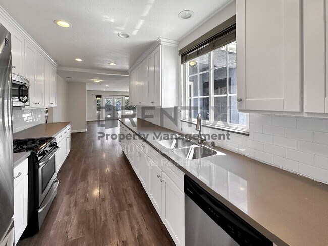 Building Photo - 938 W Berkeley Ct